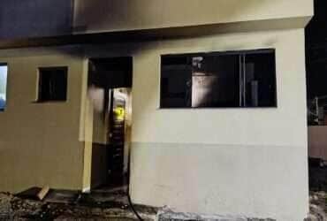 Corpo de Bombeiros age rápido e evita propagação das chamas; não houve vítimas, apenas danos materiais