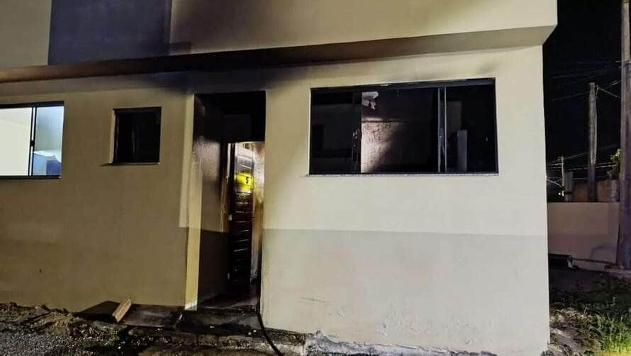 Corpo de Bombeiros age rápido e evita propagação das chamas; não houve vítimas, apenas danos materiais