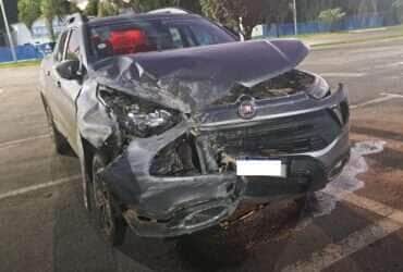 Veículo colide contra muro lateral do Estádio em Lucas do Rio Verde e é abandonado no local