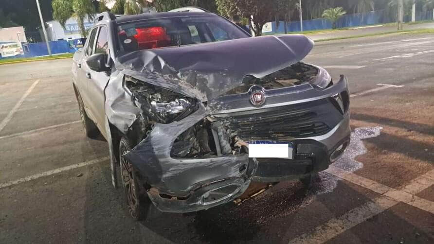 Veículo colide contra muro lateral do Estádio em Lucas do Rio Verde e é abandonado no local