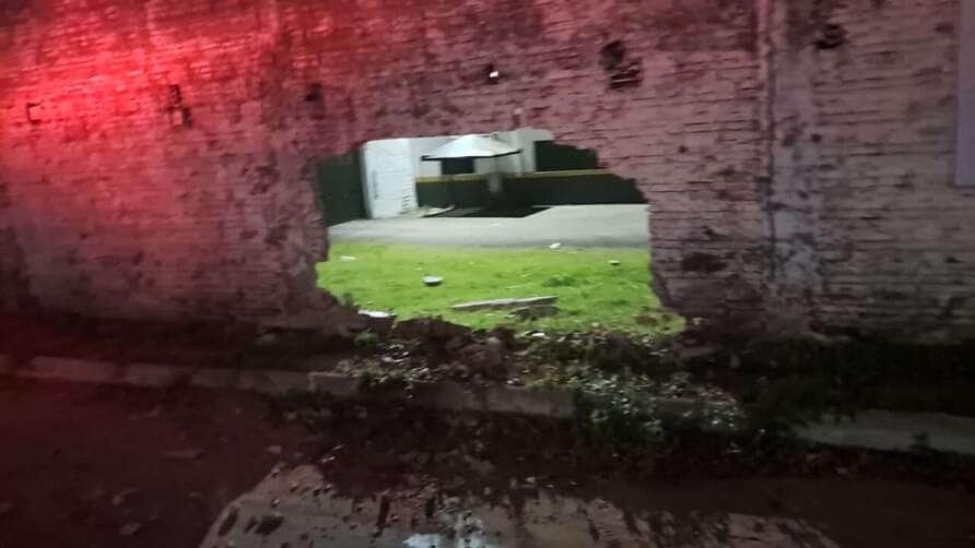 Veículo colide contra muro lateral do Estádio em Lucas do Rio Verde e é abandonado no local