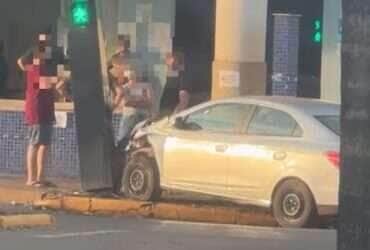 Ocorrência foi registrada na tarde desta terça-feira (13), no cruzamento da Avenida Goiás com a Avenida Rio Grande do Sul; trânsito precisou ser controlado até a remoção do veículo