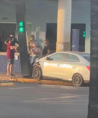 Ocorrência foi registrada na tarde desta terça-feira (13), no cruzamento da Avenida Goiás com a Avenida Rio Grande do Sul; trânsito precisou ser controlado até a remoção do veículo
