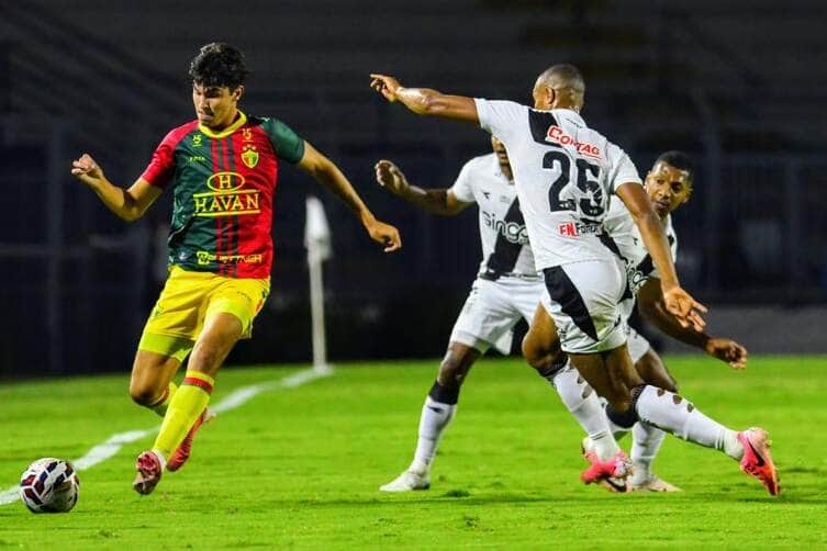 Athletico x Brusque: Onde assistir, escalações e tudo sobre o duelo decisivo na Copa do Brasil. Imagem: Julio Cesar Costa/PontePress