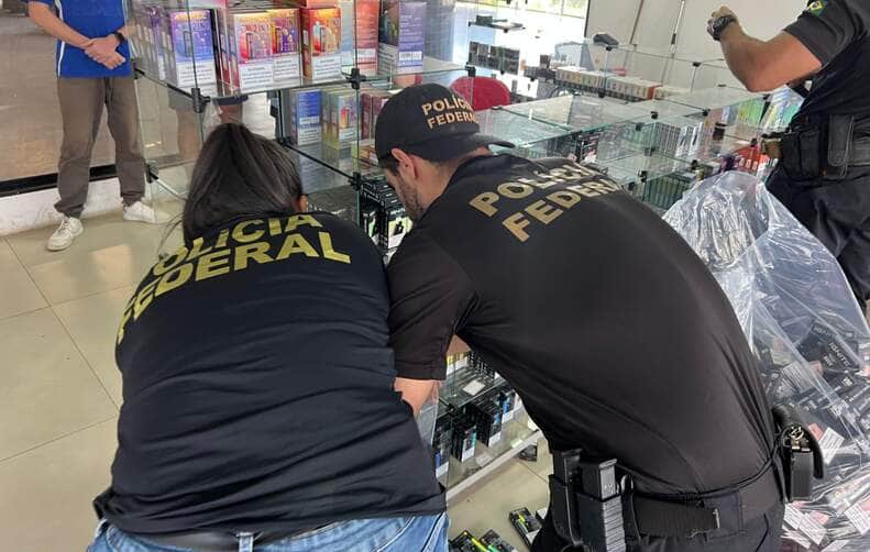 Polícia Federal apreende cerca de 3 mil cigarros eletrônicos contrabandeados em operação na rodoviária de Cuiabá