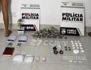 Durante ação da Força Tática e alunos do Curso Rotam, menor foi apreendida com grande quantidade de entorpecentes e levou os policiais até outra integrante da facção criminosa