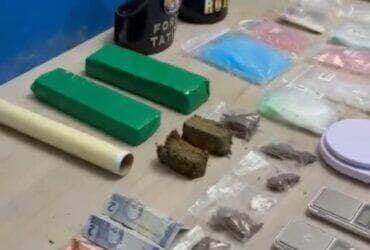 Durante estágio operacional, policiais apreendem mais de 1 kg de maconha, pasta base, balanças de precisão e conduzem três suspeitos no bairro Primavera II