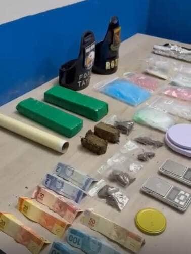 Durante estágio operacional, policiais apreendem mais de 1 kg de maconha, pasta base, balanças de precisão e conduzem três suspeitos no bairro Primavera II