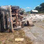 Colisão entre três carretas deixa um morto e interdita BR-163 em Lucas do Rio Verde