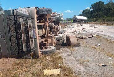 Colisão entre três carretas deixa um morto e interdita BR-163 em Lucas do Rio Verde