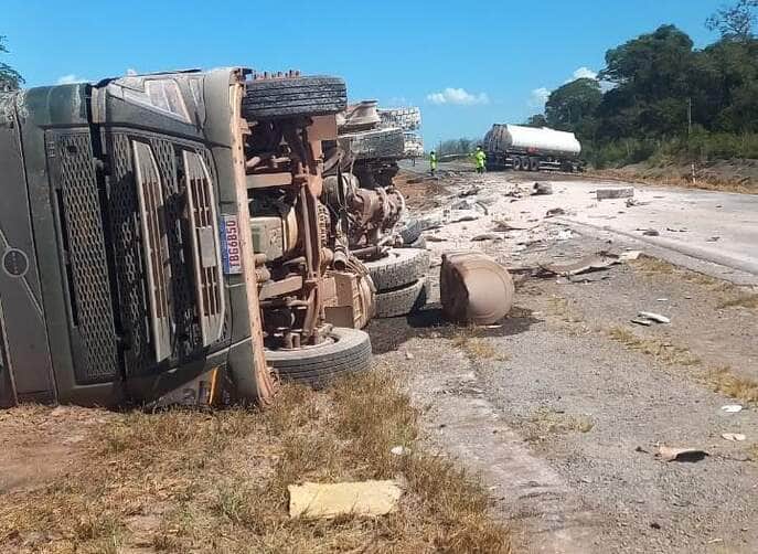 Colisão entre três carretas deixa um morto e interdita BR-163 em Lucas do Rio Verde