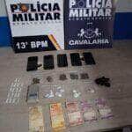 Durante patrulhamento no bairro Rio Verde, suspeitos tentaram se livrar de entorpecentes ao avistar viatura da PM; drogas, celulares e dinheiro foram apreendidos.