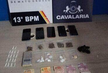 Durante patrulhamento no bairro Rio Verde, suspeitos tentaram se livrar de entorpecentes ao avistar viatura da PM; drogas, celulares e dinheiro foram apreendidos.