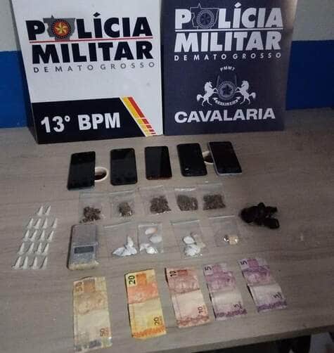 Durante patrulhamento no bairro Rio Verde, suspeitos tentaram se livrar de entorpecentes ao avistar viatura da PM; drogas, celulares e dinheiro foram apreendidos.