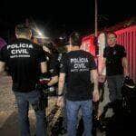 Crime ocorreu na tarde deste domingo (25), no bairro Praeirinho; policial militar ainda não foi localizado e caso é investigado pela DHPP