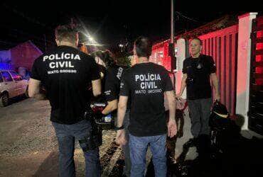 Crime ocorreu na tarde deste domingo (25), no bairro Praeirinho; policial militar ainda não foi localizado e caso é investigado pela DHPP