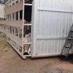 Motorista sofreu ferimentos leves e foi socorrido por equipe da Nova Rota do Oeste; ocorrência mobiliza Polícia Militar e interdita trecho da rodovia