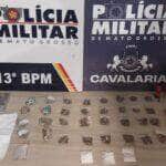 Durante patrulhamento no bairro Veneza, equipe policial apreende entorpecentes, munições e objetos utilizados no tráfico; suspeito tentou fugir, mas foi detido