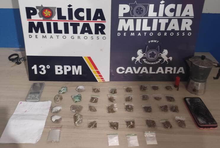 Durante patrulhamento no bairro Veneza, equipe policial apreende entorpecentes, munições e objetos utilizados no tráfico; suspeito tentou fugir, mas foi detido