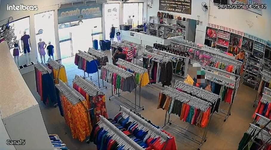 Suspeita foi flagrada por câmeras de segurança e reconhecida por funcionárias; ela confessou dois furtos ocorridos na mesma loja durante a semana