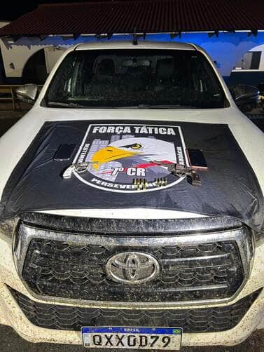 Confronto ocorreu após perseguição na zona rural; veículo roubado, armas e celulares foram apreendidos. Operação Tolerância Zero segue com apoio da 16ª CIPM