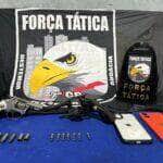 Confronto ocorreu após perseguição na zona rural; veículo roubado, armas e celulares foram apreendidos. Operação Tolerância Zero segue com apoio da 16ª CIPM