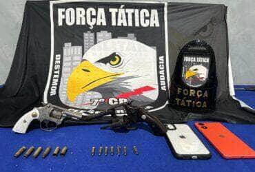 Confronto ocorreu após perseguição na zona rural; veículo roubado, armas e celulares foram apreendidos. Operação Tolerância Zero segue com apoio da 16ª CIPM