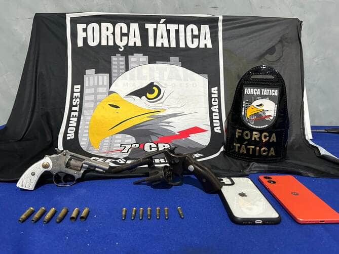 Confronto ocorreu após perseguição na zona rural; veículo roubado, armas e celulares foram apreendidos. Operação Tolerância Zero segue com apoio da 16ª CIPM