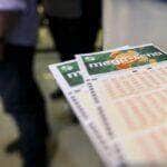 Apostadores fazem fila em casa lotérica. A Caixa Econômica Federal sorteia hoje (08) as seis dezenas do concurso 2.149 da Mega-Sena acumulada, que deve pagar um prêmio de R$ 170 milhões.