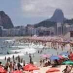 Rio de Janeiro(RJ), 31/12/2024 - Praia cheia com palcos montados na areia da Praia de Copacabana no último dia do ano.  Foto: Tânia Rêgo/Agência Brasil
