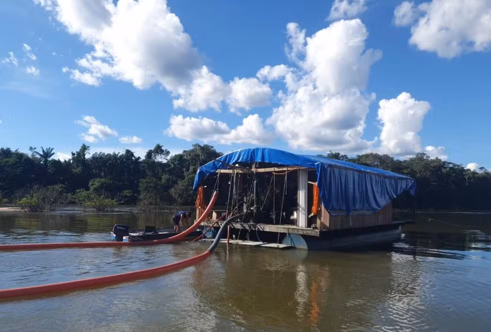 Fiscalização ambiental fecha balsa de garimpo e apreende madeira ilegal em Mato Grosso