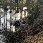 Corpo de Bombeiros resgatou vítimas de carro capotado em área pantanosa e localizou corpo de jovem desaparecido a cerca de 45 metros do veículo