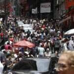 São Paulo SP 03/11/2023 Movimento na Ladeira Porto Geral com a Rua 25 de Março, após o feriado de Finados. Foto: Paulo Pinto/Agência Brasil