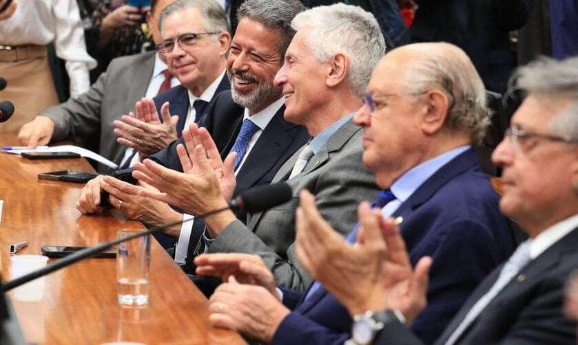 Brasília (DF), 06/05/2025  - A comissão especial que vai debater a isenção de Imposto de Renda para quem ganha até R$ 5 mil (PL 1.087/25) foi instalada. Deputado Rubens Pereira Júnior (PT-MA) o presidente do colegiado e o deputado Arthur Lira (PP-AL), o relator.
Foto: Lula Marques/Agência Brasil