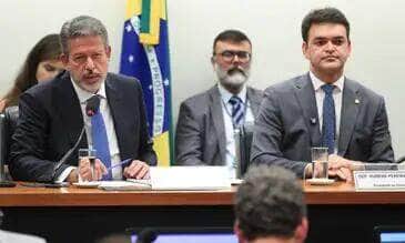 Brasília (DF), 06/05/2025 - A comissão especial que vai debater a isenção de Imposto de Renda para quem ganha até R$ 5 mil (PL 1.087/25) foi instalada. Deputado Rubens Pereira Júnior (PT-MA) o presidente do colegiado e o deputado Arthur Lira (PP-AL), o relator. Foto: Lula Marques/Agência Brasil