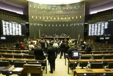 O plenário da Câmara dos Deputados aprovou o Projeto de Lei 6433/13, que permite ao delegado de polícia adotar medidas de urgência para proteger mulheres vítimas de agressão.