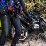 Dois homens que estavam na moto conseguiram sair da água sem ferimentos. Veículo foi localizado e retirado por equipe de mergulho da 13ª CIBM.