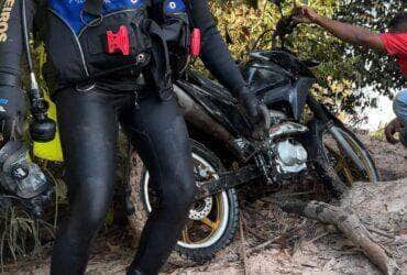 Dois homens que estavam na moto conseguiram sair da água sem ferimentos. Veículo foi localizado e retirado por equipe de mergulho da 13ª CIBM.