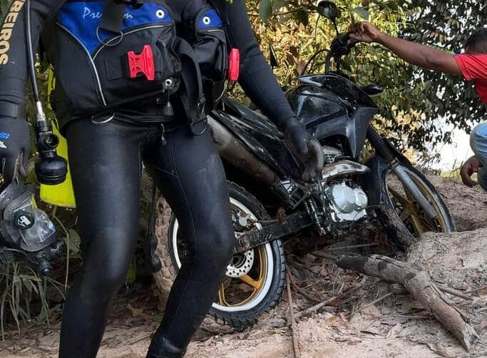Dois homens que estavam na moto conseguiram sair da água sem ferimentos. Veículo foi localizado e retirado por equipe de mergulho da 13ª CIBM.