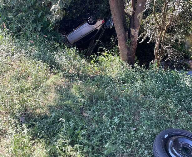 Veículo capota após tentativa de ultrapassagem na BR-163 e deixa quatro feridos