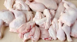 Preços da carne de frango seguem em queda, aponta Cepea, mesmo com vendas firmes no atacado