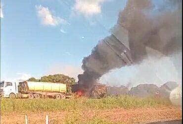 Princípio de incêndio atinge carreta carregada com calcário na BR-163 em Sorriso