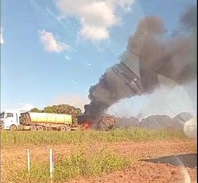 Princípio de incêndio atinge carreta carregada com calcário na BR-163 em Sorriso