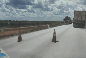 Carreta com pane causa interdição parcial da BR-163 em Lucas do Rio Verde