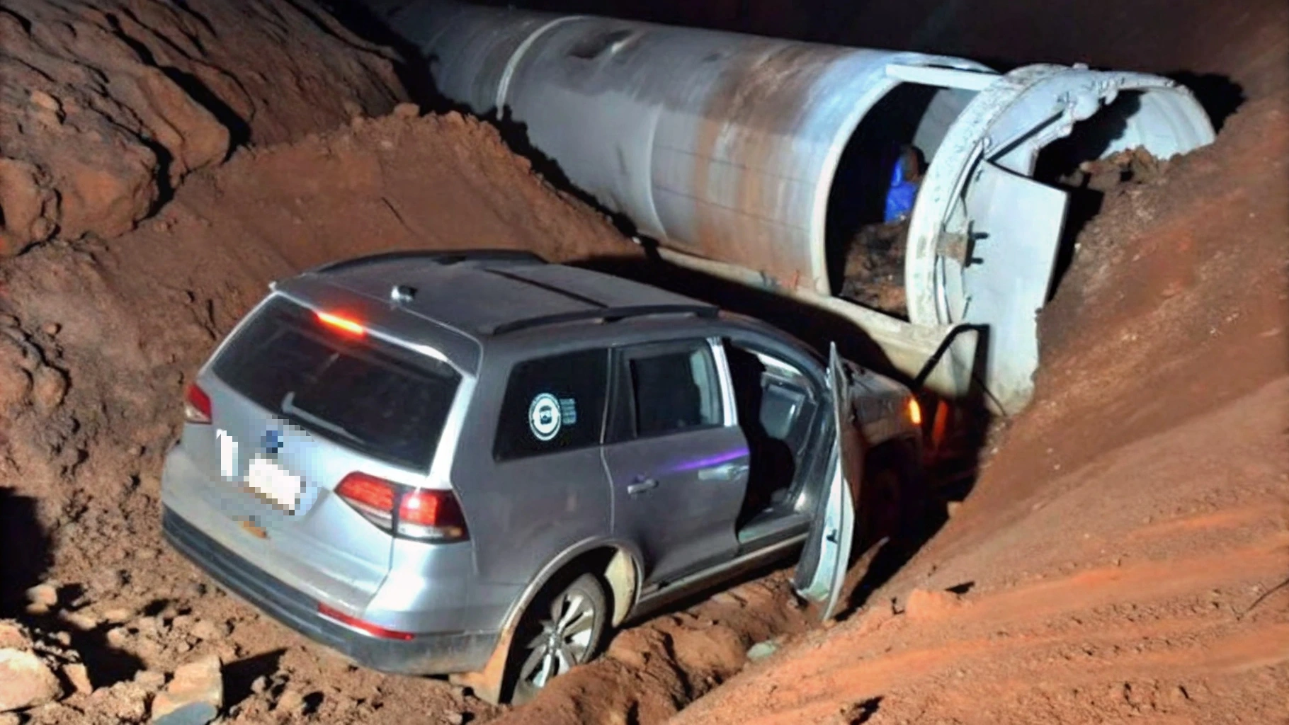 Motoristas se desentendem no trânsito e caem em vala de obra em Cuiabá