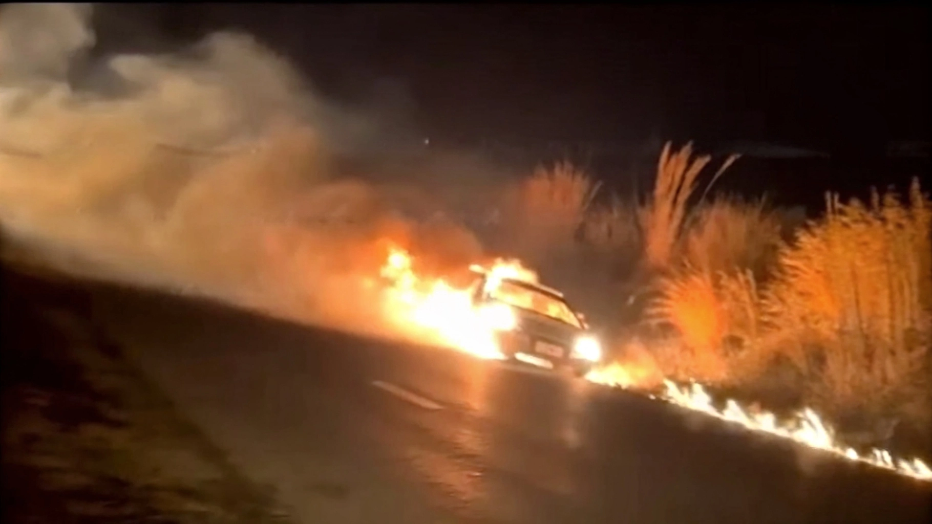 Carro pega fogo na MT-249 e é destruído pelas chamas em Mato Grosso