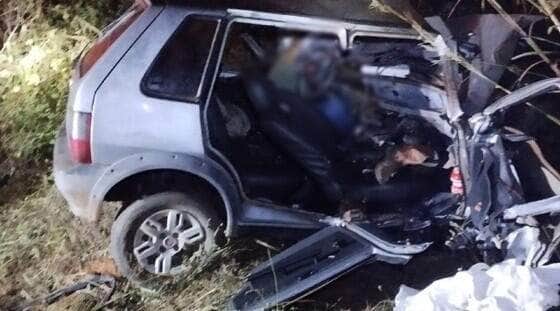 João Pedro Scorpione de Oliveira Santos não resistiu aos ferimentos após o veículo em que estava capotar na madrugada desta terça-feira. Passageiro de 19 anos foi socorrido e encaminhado ao hospital.