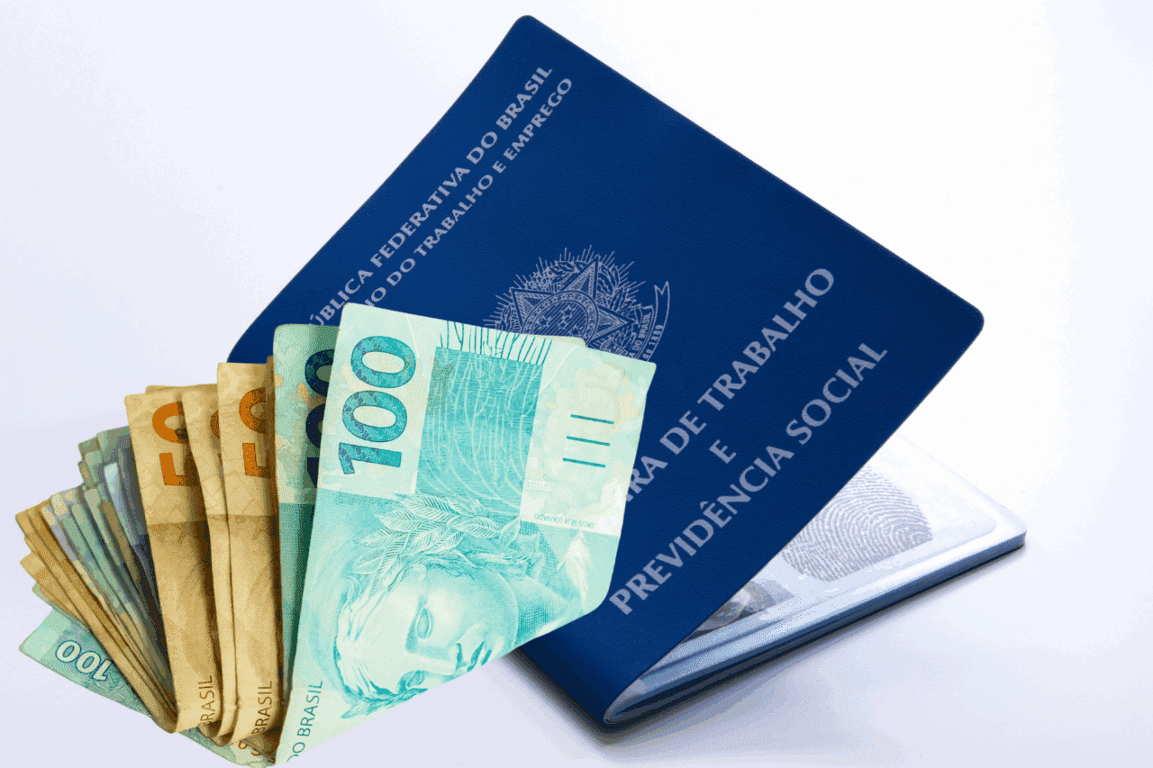 carteira de trabalho- dinheiro-real