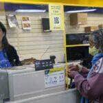 Brasília (DF), 30/05/2025. - Dona Irene Barbosa em uma agência dos correios. A partir desta sexta-feira (30), aposentados e pensionistas do Instituto Nacional do Seguro Social (INSS) poderão consultar, contestar e acompanhar a análise de descontos indevidos em seus benefícios diretamente nas agências dos Correios. Foto: Antonio Cruz/Agência Brasil