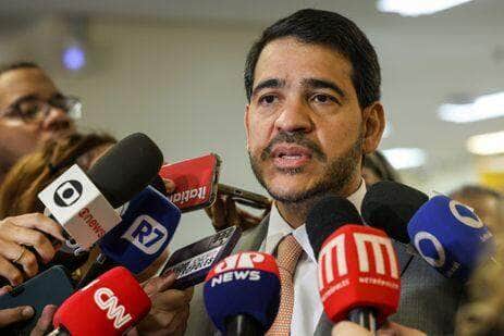 Brasília (DF), 30/05/2025. - O advogado-geral da União, Jorge Messias, durante entrevista em uma agência dos correios. A partir desta sexta-feira (30), aposentados e pensionistas do Instituto Nacional do Seguro Social (INSS) poderão consultar, contestar e acompanhar a análise de descontos indevidos em seus benefícios diretamente nas agências dos Correios. Foto: Antonio Cruz/Agência Brasil